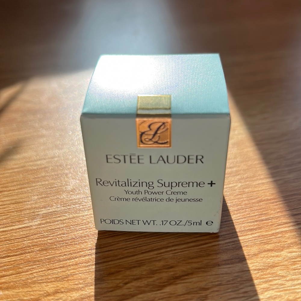ESTĒE LAUDER Revitalizing Supreme+ Youth
Power Crème Moisturizer .17oz